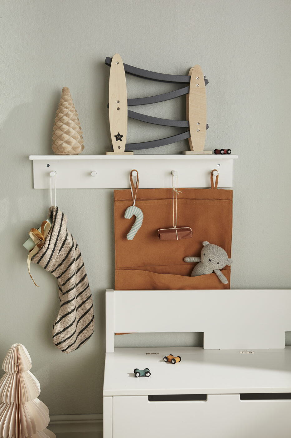 Classic Kids Shelf With Hooks