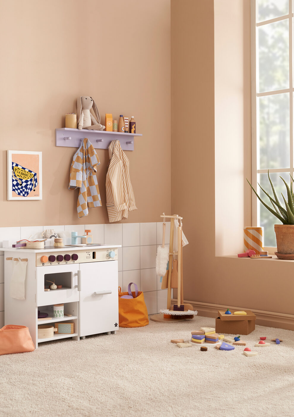 Play kitchen store with dishwasher